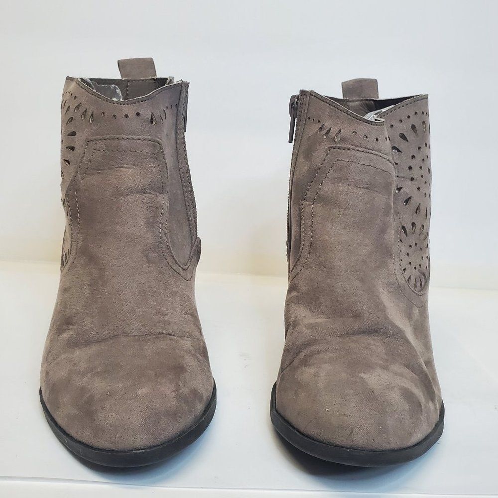 Qupid Taupe Ankle Laser Cut Stacked Heel Side Zip Women's Botties US 8 - Picture 4 of 6